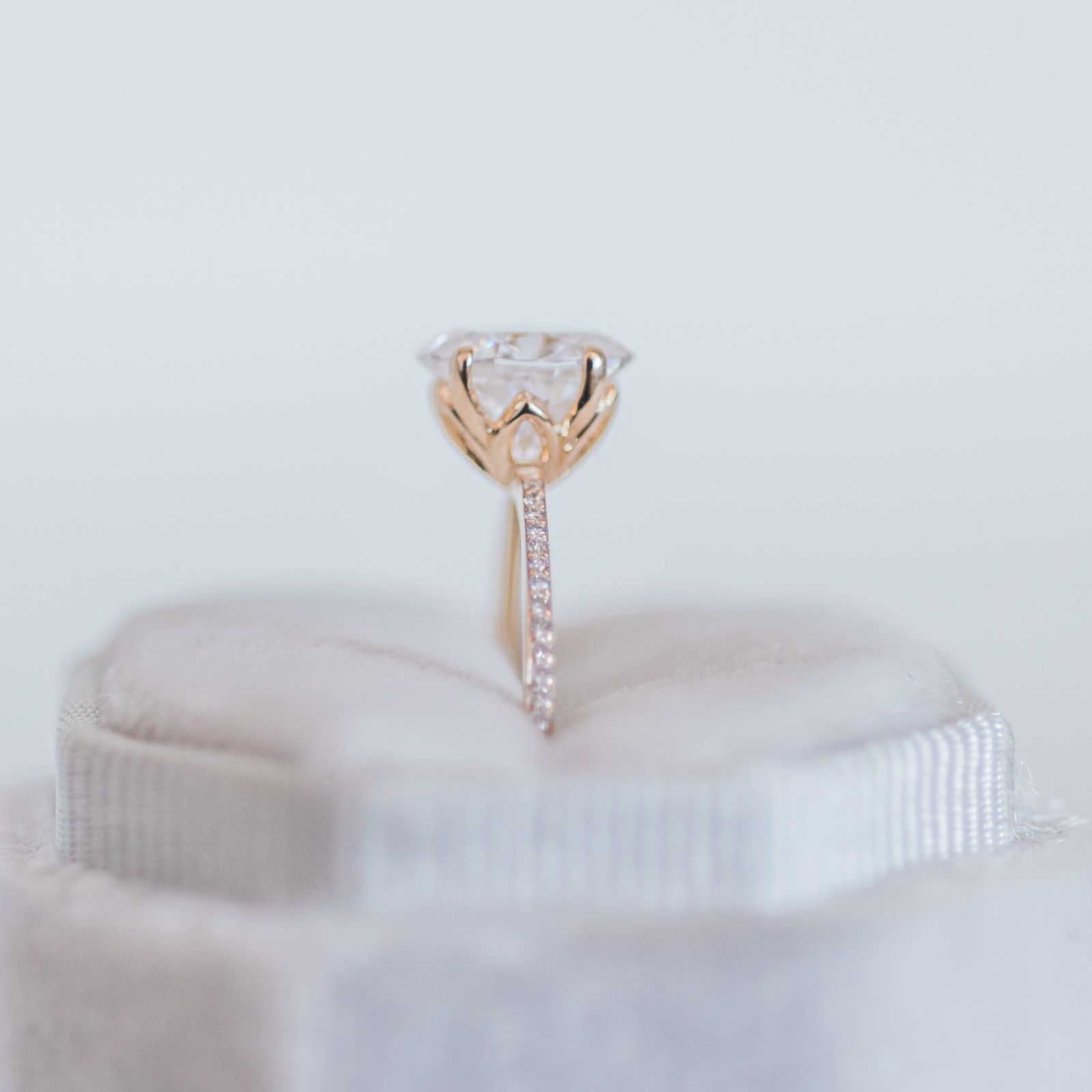 Jane with Diamond band Yellow gold Zoomed in 1600x1600